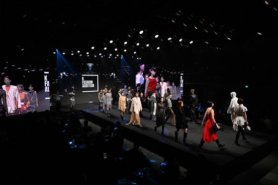 지난 4일 서울 대치동 섬유센터에서 열린 ‘2024 대한민국 패션대상’에서 진행된 패션쇼. 사진 한국패션산업협회