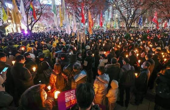 민주노총 등 시민사회단체가 지난 4일 오후 서울 종로구 동화면세점 앞에서 윤석열 대통령의 퇴진을 촉구하는 촛불집회를 개최했다. [사진=뉴스1]