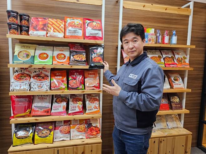 이창훈 아이케이푸드 대표가 자사 생산제품을 보여주고 있다.  /사진=이민호기자