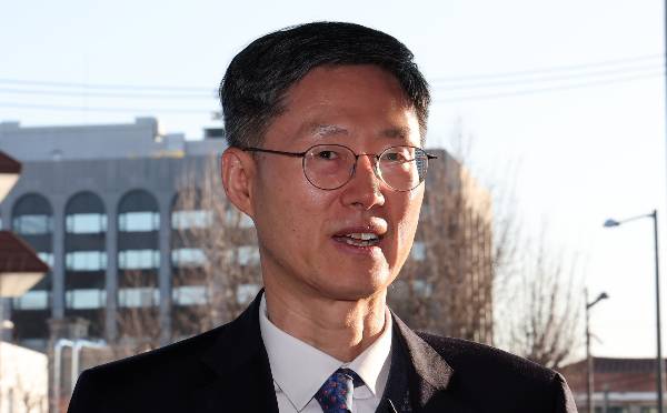 헌법재판소가 비상계엄의 위헌성을 가릴 헌법소원 검토에 착수했다는 입장을 밝혔다. 사진은 문형배 헌법재판소장 권한대행이 지난 5일 서울 종로구 헌법재판소로 출근하며 취재진의 질문에 답하는 모습. /사진=뉴스1