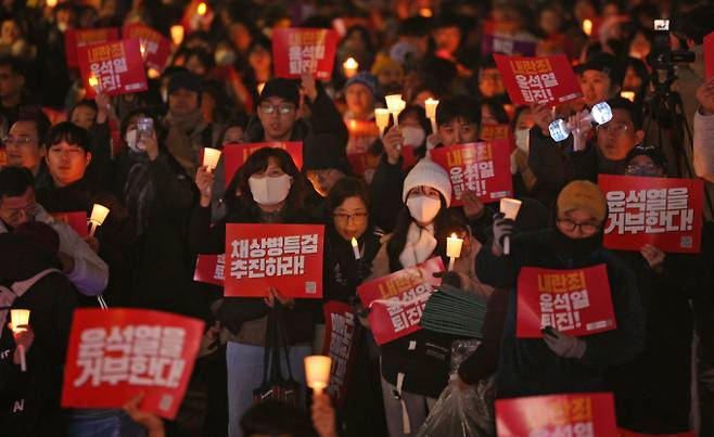 비상계엄 사태로 윤석열 대통령 퇴진을 요구하는 집회가 이어지고 있는 가운데 어린 학생들까지 동참 의사를 드러내고 있다. 윤석열 대통령 퇴진 촉구 집회에 참가한 시민들이 촛불을 들고 정권 퇴진을 촉구하고 있는 모습./사진=뉴스1