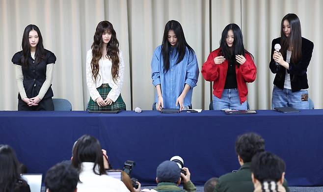 걸그룹 뉴진스가 28일 오후 서울 강남구 스페이스쉐어 삼성역센터에서 열린 전속계약 해지 관련 기자회견에 참석해 있다. 왼쪽부터 해린, 다니엘, 민지, 하니, 혜인. [연합]