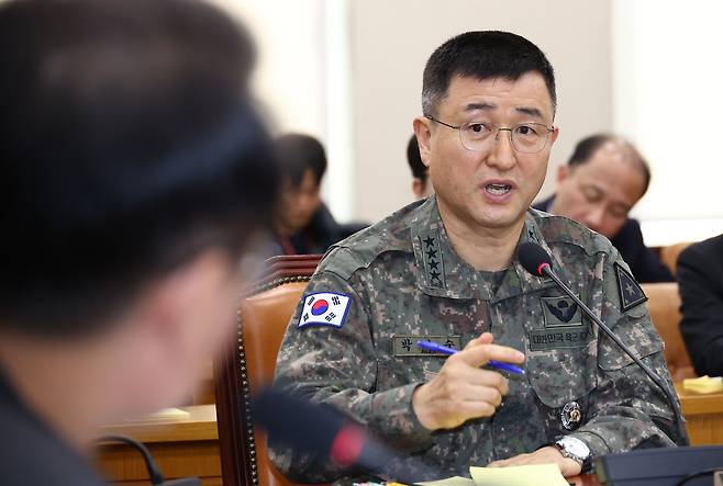 육군은 6일 다수의 부대가 지휘관 비상소집에 대비하고 있으며 ‘2차 비상계엄’ 가능성이 있다는 군인권센터의 의혹 제기에 대해 이 같은 지시를 내린 적이 없다고 밝혔다. 12·3 비상계엄 계엄사령관을 맡았던 박안수 육군참모총장이 전날 국회 국방위원회 전체회의에 출석해 의원 질의에 답변하고 있다. [연합]