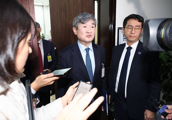 조태용 국가정보원장이 6일 서울 여의도 국회에서 신성범 국회정보위원장과 면담 후 취재진을 향해 발언하고 있다. [연합]