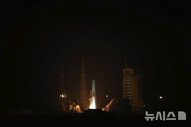 [이맘 호메이니 우주센터(이란)=AP/뉴시스]이란 셈난주 이맘 호메이니 우주센터에서 지난 1월28일 이란의 위성 운반 로켓 '시머프'가 발사되고 있다. 이란은 6일 이맘 호메이니 우주센터에서 서방이 탄도미사일 프로그램 개선을 위한 것으로 의심하고 있는 '시머프' 발사에 또다시 성공했다고 밝혔다. 2024.12.06.
