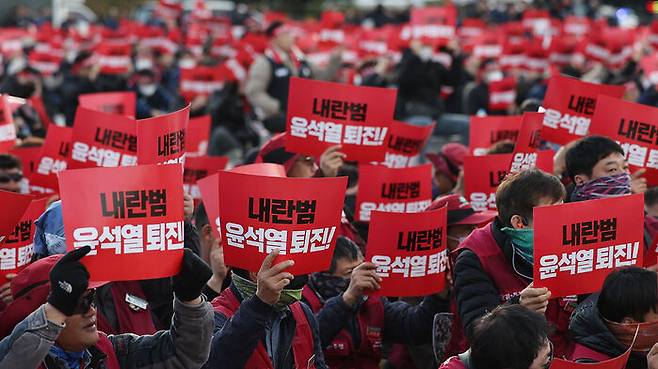 5일 오후 울산시 남구 태화강역 광장에서 열린 민주노총 울산지역본부의 총파업 결의대회에서 조합원들이 윤석열 대통령 퇴진을 촉구하는 구호를 외치고 있다.