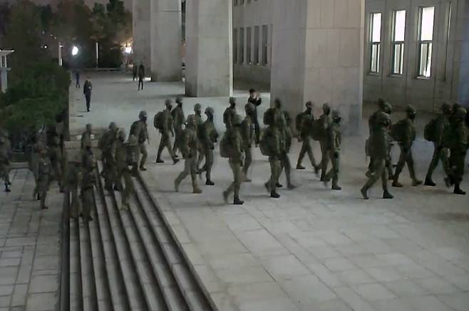 지난 3일 밤 계엄령 선포 후 국회의사당에 진입한 계엄군의 작전 상황을 담은 폐쇄회로(CCTV)영상이 공개됐다. 국회사무처 제공