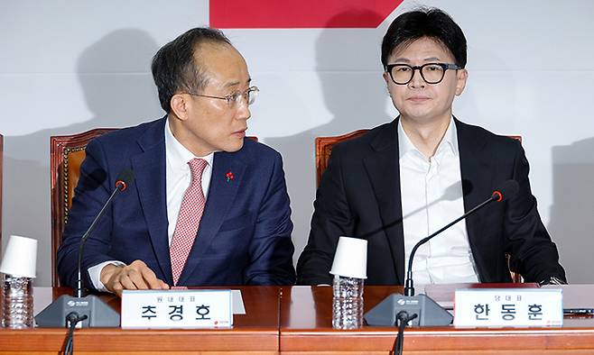 한동훈 국민의힘 대표(오른쪽)와 추경호 원내대표가 6일 서울 여의도 국회에서 열린 긴급최고위원회의에서 비공개 전환을 기다리고 있다. 뉴스1