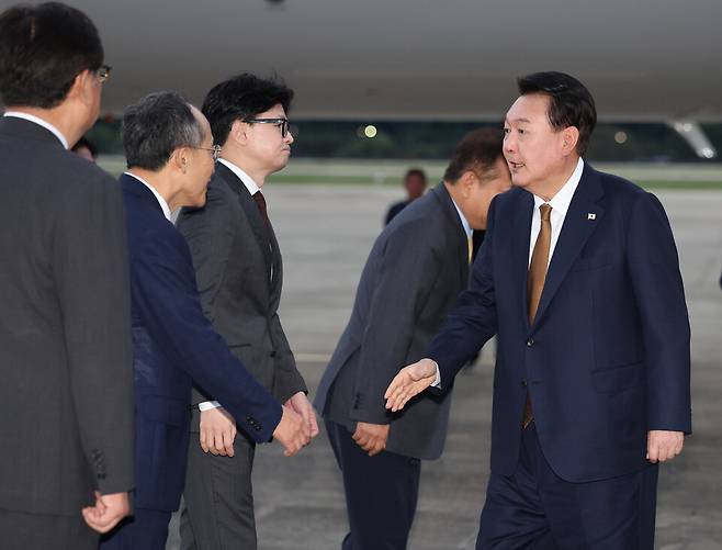 윤석열 대통령이 22일 성남 서울공항에서 체코 공식 방문을 마치고 귀국하며 마중 나온 국민의힘 한동훈 대표, 추경호 원내대표 등과 차례로 인사하고 있다. @연합뉴스