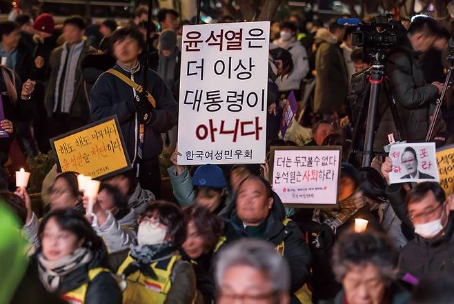 12월4일 서울 종로구 동화면세점 앞에서 윤석열 대통령의 퇴진을 촉구하는 촛불집회에 참석한 시민단체 회원들이 구호를 외치고 있다. ⓒ시사저널 최준필