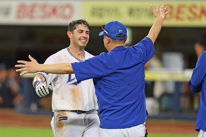 ▲ 올해 삼성에서 뛰었던 외국인타자 루벤 카디네스가 끝내기 홈런을 친 후 박진만 삼성 감독과 포옹하고 있다.&nbsp;카디네스는 키움의 부름으로 내년에도 한국 무대에서 뛸 수 있게 됐다. 키움은 카디네스와 연봉 45만 달러, 인센티브 15만 달러 포함 총액 60만 달러에 계약을 체결했다. ⓒ삼성 라이온즈