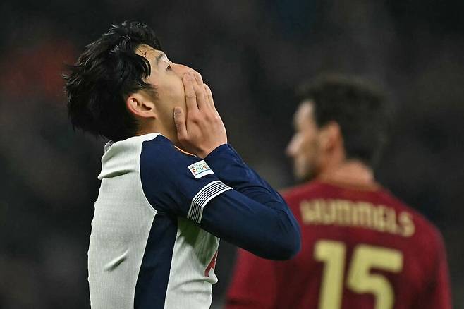 ▲ 손흥민이 계약 만료를 앞두고 다양한 팀과 연결되고 있다. 이번에는 레알 마드리드다. ‘더 하드태클’은 "손흥민에게 레알로의 이적은 축구 인생에 있어 새로운 장을 열 수 있는 결정적인 기회가 될 것"이라고 평가했다. 레알은 스페인 라리가 우승은 물론 챔피언스리그 우승 경쟁에서도 매년 강력한 후보로 손꼽힌다. 손흥민이 레알로 이적한다면, 커리어의 마지막 황금기를 주요 트로피와 함께 마무리할 가능성이 커진다. ⓒ연합뉴스