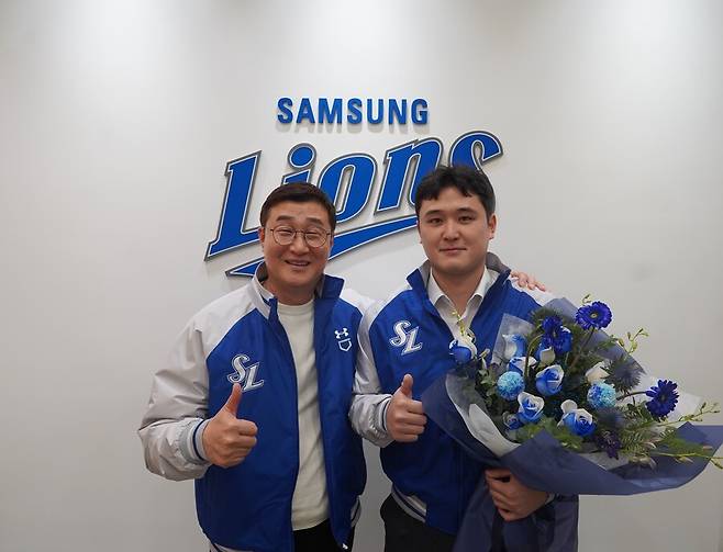 ▲ FA 최대어로 손꼽혔던 우완투수 최원태가 마침내 삼성과 FA 계약에 합의했다. 최원태는 삼성과 4년 최대 총액 70억원에 이적 협상을 마쳤다. 인센티브 12억원으로 보장액은 58억원이다. 최원태가 삼성과 계약을 마치고 이종열 삼성 단장과 기념 촬영에 응하고 있다. ⓒ삼성 라이온즈