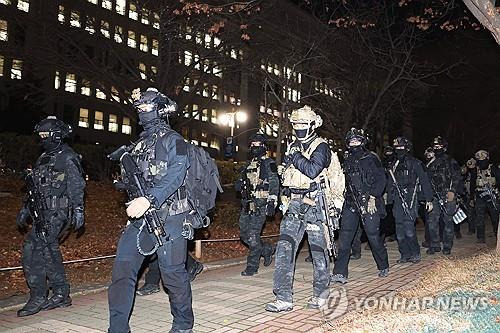 국회에서 철수하는 군병력 (서울=연합뉴스) 김주성 기자 = 국회 본회의에서 비상계엄 해제를 의결한 4일 새벽 군 병력이 국회에서 철수하고 있다. 2024.12.4 utzza@yna.co.kr