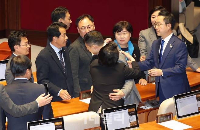 김상욱 국민의힘 의원이 7일 오후 서울 여의도 국회에서 열린 제418회국회(정기회) 제17차 본회의에서 대통령(윤석열) 탄핵소추안에 투표한 후, 더불어민주당 의원들이 김 의원을 격려하고 있다. (사진=노진환 기자)