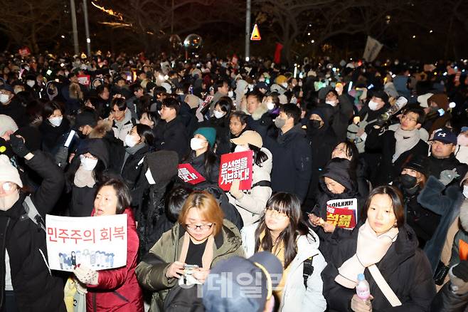 7일 서울 영등포구 여의도 국회 의원회관 앞에서 시민들이 윤석열 대통령의 탄핵소추안 투표 참여 촉구하고 있다. (사진=방인권 기자)