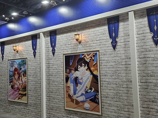 - 벽 뒷면에는 캐릭터 일러스트들을 확인할 수 있다