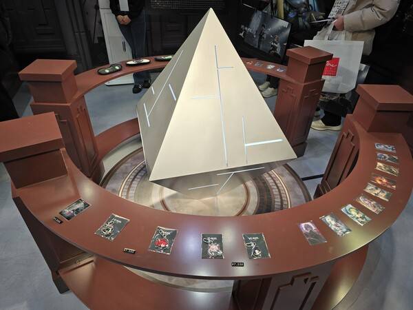 - 판매 중인 굿즈를 전시했다