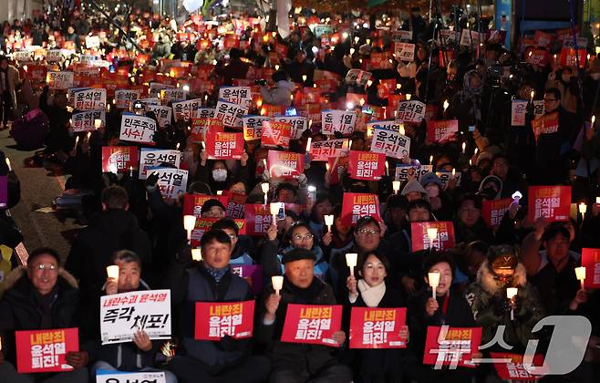 6일 오후 서울 여의도 국회의사당 앞에서 열린 윤석열 대통령의 퇴진 촉구 집회에서 시민들이 손피켓을 들고 정권 퇴진을 촉구하고 있다. 2024.12.6/뉴스1 ⓒ News1 이동해 기자