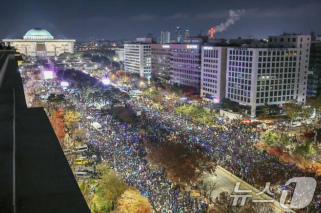 국회의사당 앞 탄핵 촉구 집회 2024.12.7/뉴스1 ⓒ News1 김진환 기자