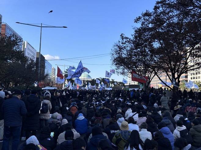 서울 영등포구 국회의사당 앞에 시민들이 촛불집회에 참여하고 있다. 염다연 기자