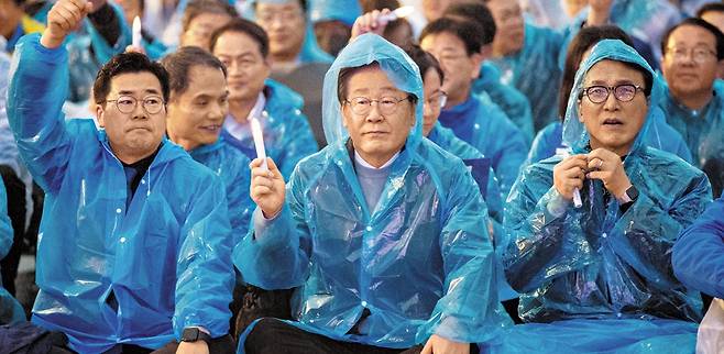 공직선거법 위반 사건 1심 재판에서 징역형을 선고받은 이재명 더불어민주당 대표가 서울 광화문광장에서 열린 정권 규탄 집회에 참석했다. 왼쪽부터 박찬대 원내대표, 이 대표, 김민석 최고위원. 촛불을 든 이 대표는 "이재명은 죽지 않는다"고 외쳤다. /장련성 기자