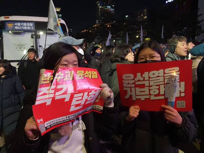 7일 오후 서울 여의도 국회 앞에서 열린 '범국민 촛불대행진'에 참여한 시민이 '윤석열을 거부한다'고 적힌 피켓을 들고 있다. 사진=최은솔 기자