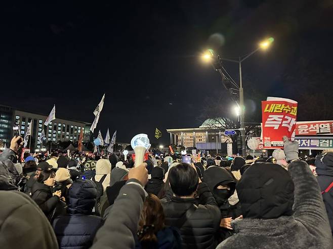 7일 오후 서울 여의도 국회 앞에서 시민들이 윤석열 대통령 탄핵을 외치고 있다. 사진=정원일 기자