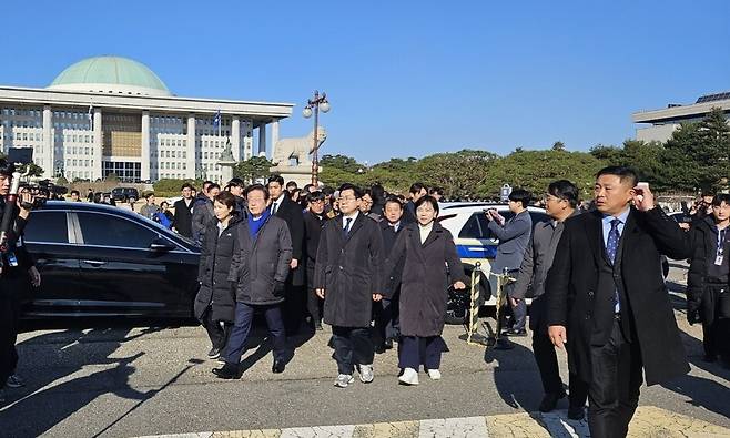 이재명 더불어민주당 대표를 비롯한 의원들이 7일 오전 국회 정문 앞으로 걸어오고 있다. 기민도 기자 key@hani.co.kr