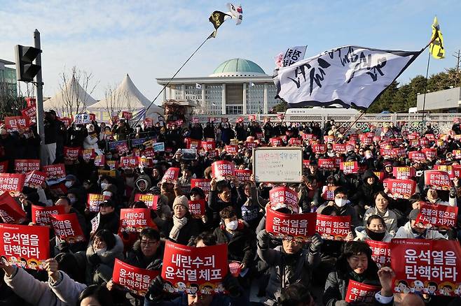 7일 오후 서울 여의도 국회 앞에서 열린 \'\'내란죄 윤석열 퇴진! 국민주권 실현! 사회대개혁! 범국민촛불대행진\'\'에서 참석자들이 구호를 외치고 있다. 연합뉴스