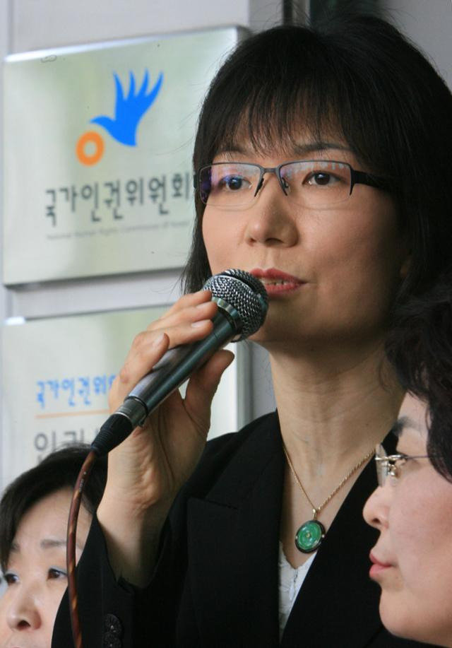 박찬숙 감독이 2007년 6월 11일 서울 중구 국가인권위원회 앞에서 프로팀 감독직 선임 과정에 성차별이 발생했다며 기자회견을 열고 있다. 연합뉴스