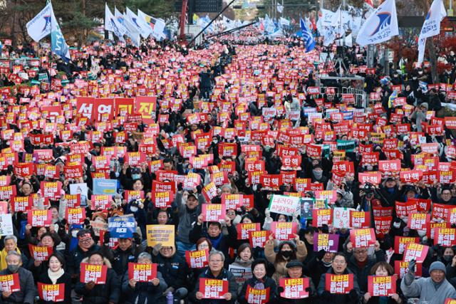 7일 오후 서울 여의도 국회 앞에서 열린 '내란죄 윤석열 퇴진! 국민주권 실현! 사회대개혁! 범국민촛불대행진'에서 참석자들이 거리를 가득 메우고 있다. 연합뉴스