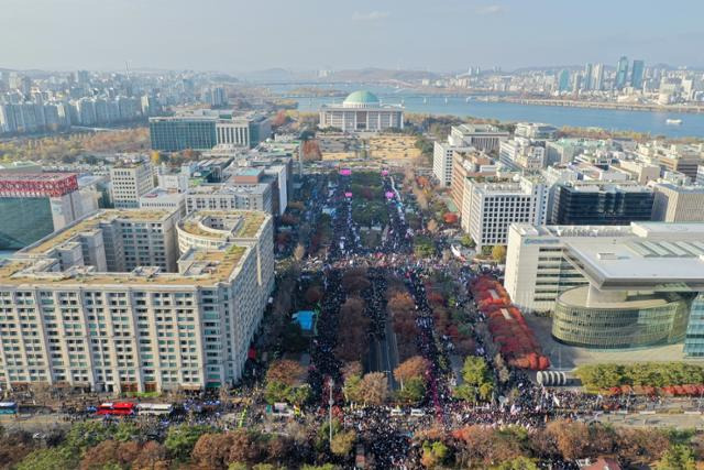 윤석열 대통령 탄핵안 관련 본회의를 앞둔 7일 여의도 국회 앞 도로에 시민들이 모이고 있다. 뉴시스