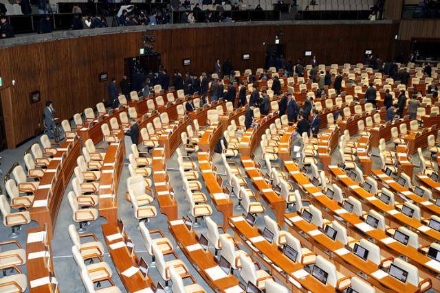 7일 오후 서울 여의도 국회 본회의장에서 윤석열 대통령 탄핵소추안이 의결 정족수 195명으로 미달, 투표 불성립으로 인해 폐기된 뒤 야당 의원들이 퇴장하고 있다. 뉴스1