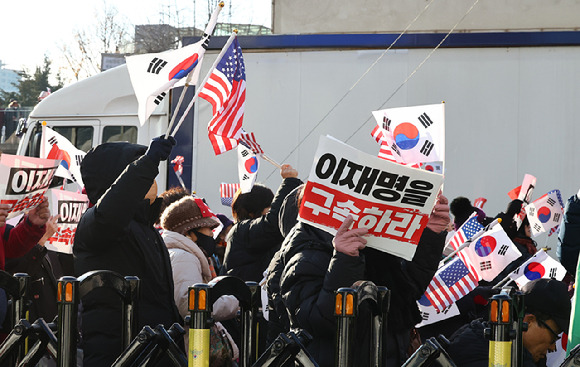 7일 오후 대한민국바로세우기국민운동본부 회원들이 '자유 대한민국 수호' 광화문 국민혁명대회를 열고 구호를 외치고 있다. 2024.12.7 [사진=연합뉴스]