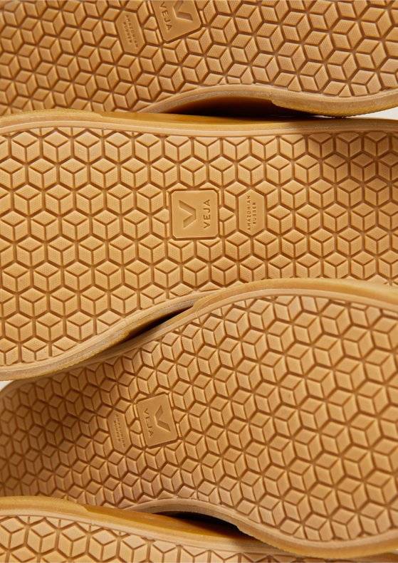 베자의 주요 원재료 중 하나는 아마존에서 나는 천연고무다. 이들은 아마존 우림보호를 위해 나무 재생이 가능한 전통 기법으로 고무를 채취하는 협동조합과 직거래한다. 사진 베자