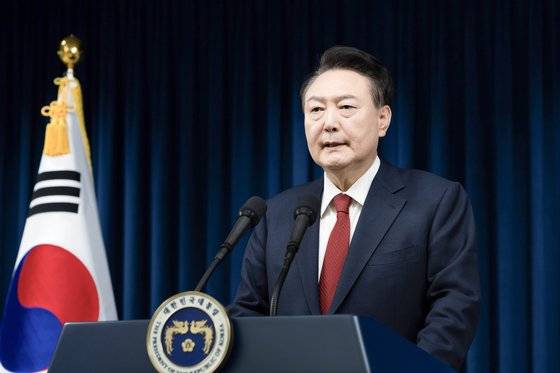 윤석열 대통령이 7일 오전 서울 용산 대통령실 브리핑룸에서 비상계엄과 관련해 대국민담화를 열어 사과를 하고 있다. 사진 대통령실