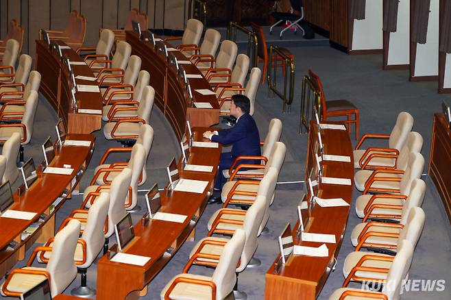 7일 열린 국회 본회의에서 김건희 특검법이 재적 300명 중 찬성 198명, 반대 102명으로 부결됐다. 안철수 국민의힘 의원을 제외한 나머지 국민의힘 의원들이 본회의장을 떠났다. 사진=임현범 기자