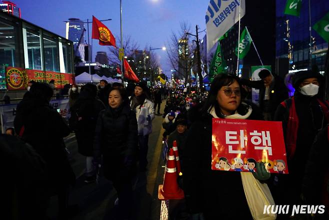 서울 여의도 국회 앞에 윤석열 대통령의 탄핵소추 가결을 촉구하는 시민들이 모였다. 사진=박효상 기자&nbsp;