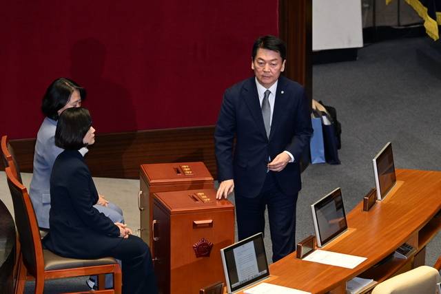 안철수 국민의힘 의원이 7일 오후 국회 본회의장에서 윤석열 대통령 탄핵소추안 투표를 하고 있다. 최현규 기자