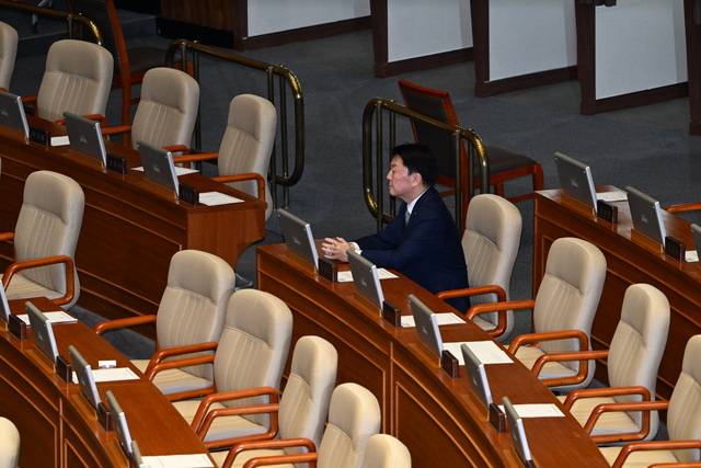 안철수 국민의힘 의원이 7일 오후 국회 본회의에서 대통령 탄핵소추안에 대한 박찬대 더불어민주당 원내대표의 제안 설명 때 자리를 지키고 있는 모습. 최현규 기자