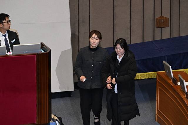 김예지 국민의힘 의원이 7일 오후 국회 본회의장에서 윤석열 대통령 탄핵소추안 투표를 하고 있다. 최현규 기자