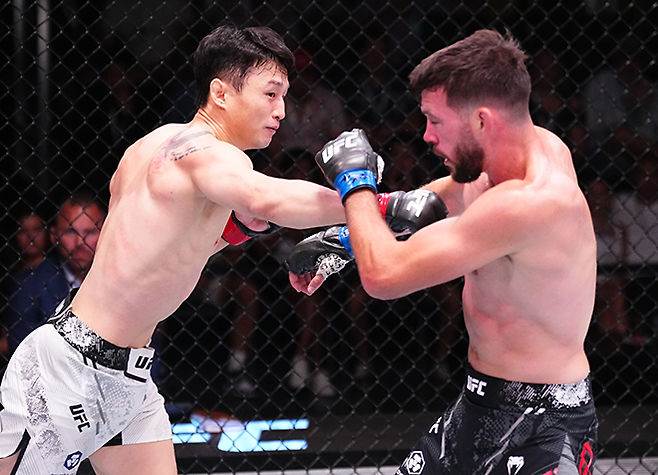 최두호(왼쪽)가 2024년 7월 UFC on ESPN 60에서 페더급 비공식 13위 출신 빌 알지오를 공격하고 있다. 사진=TKO