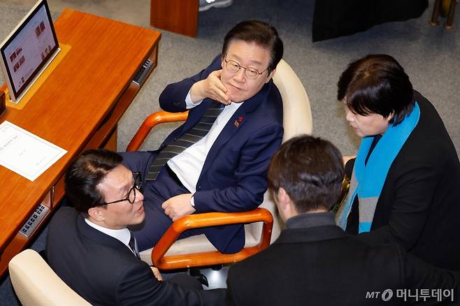 이재명 더불어민주당 대표가 김민석, 한준호 최고위원, 서영교 의원과 7일 오후 서울 여의도 국회 본회의장에서 윤석열 대통령 탄핵소추안 투표 종료 뒤 대화하고 있다. 탄핵안은 국민의힘 퇴장속에 의결 정족수 195명으로 미달, 투표 불성립으로 폐기됐다. 2024.12.7/사진=뉴스1 /사진=(서울=뉴스1) 안은나 기자