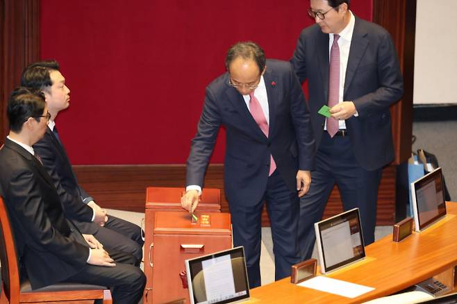 국회 본회의에 상정된 김건희 여사 특검법이 최종 부결됐다. 사진은 7일 서울 여의도 국회에서 열린 본회의에서 투표를 하고 있는 추경호 국민의힘 원내대표의 모습. /사진=뉴시스