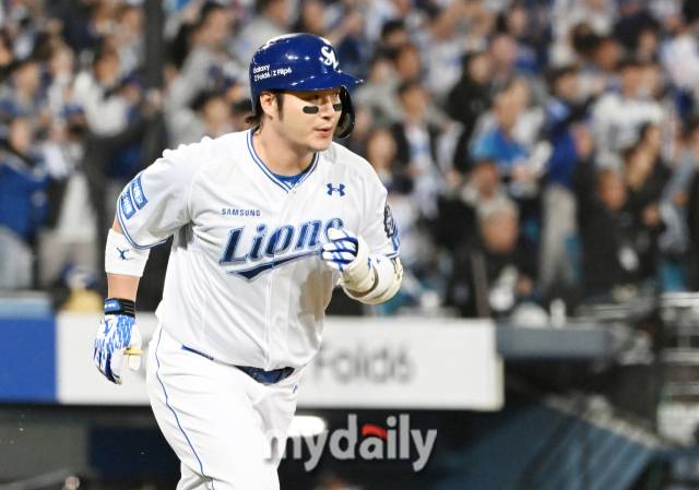 25일 오후 대구광역시 연호동 대구삼성라이온즈파크에서 진행된 '2024 프로야구 KBO리그 포스트시즌' 한국시리즈 3차전 삼성라이온즈와 KIA타이거즈의 경기. 삼성 박병호가 7회말 백투백 솔로홈런을 터뜨린 뒤 베이스를 돌고 있다./대구=송일섭 기자 andlyu@mydaily.co.kr