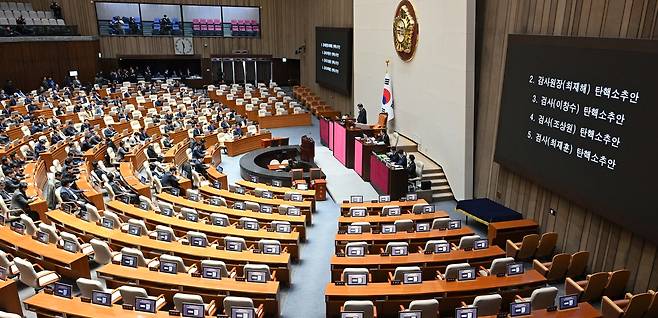 지난 5일 국회 본회의에서 최재해 감사원장과 이창수 서울중앙지검장 등 검사 3명에 대한 탄핵 소추안이 야당 단독으로 통과되고 있다. 이상섭 기자
