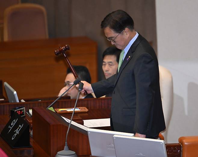 우원식 국회의장이  7일 오후 서울 여의도 국회에서 열린  본회의에서 회의 시작을 알리는 의사봉을 두드리고 있다.  이상섭 기자