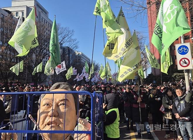 7일 오후 민주노총 조합원들이 서울 여의도 국회 앞 도로에서 행진하고 있다.  이들은 이날 여의도 국회앞에서 진행된 ‘윤석열 정권 퇴진운동본부’ 집회에 합류했다. 이날 ‘윤석열 탄핵’ 집회에 참석한 인원은 주최측 주사 25만명 가량이다. [김도윤 기자]