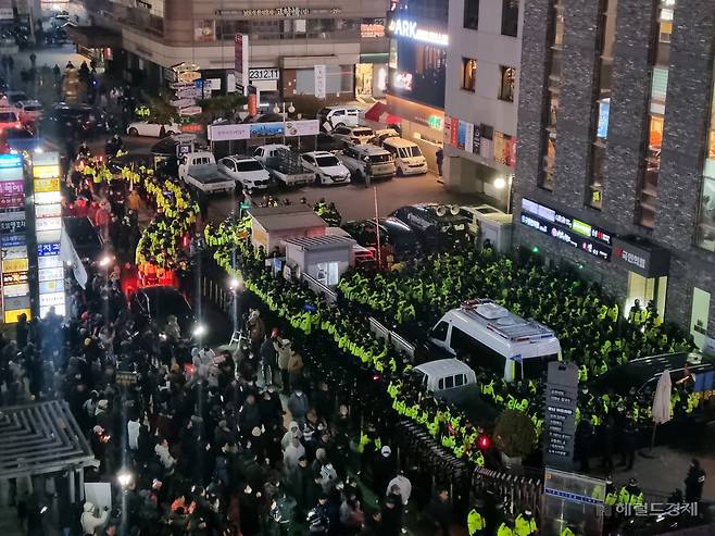 국회에서 이른바 ‘김건희 특별법’이 부결되고, 윤석열 대통령 탄핵안 가결도 어려워지자 일부 집회 참가자들이 국민의힘 당사 앞으로 몰려들고 있다. 경찰이 급히 경계경력을 강화하고 있다. [박준규 기자]